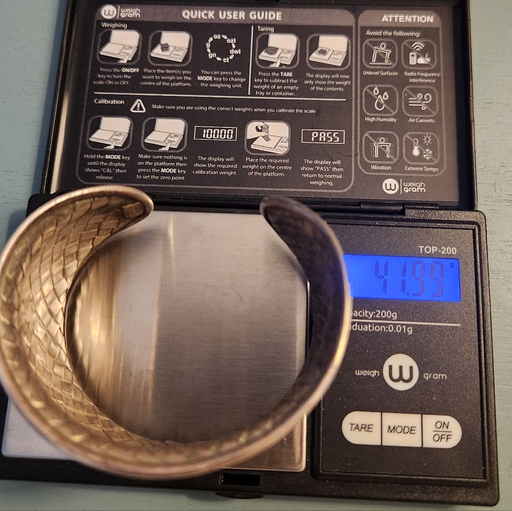 Elegant Sarda Silver Cuff Bracelet - Picture 9 of 9